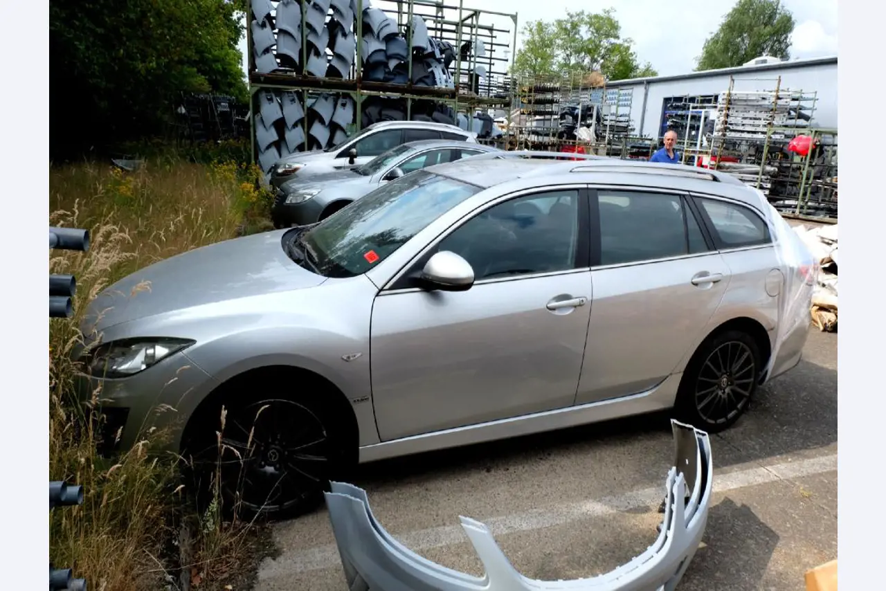 Machines for the manufacturing of foamed <br>and injected attachments and spare parts <br>for the automotive sector-1