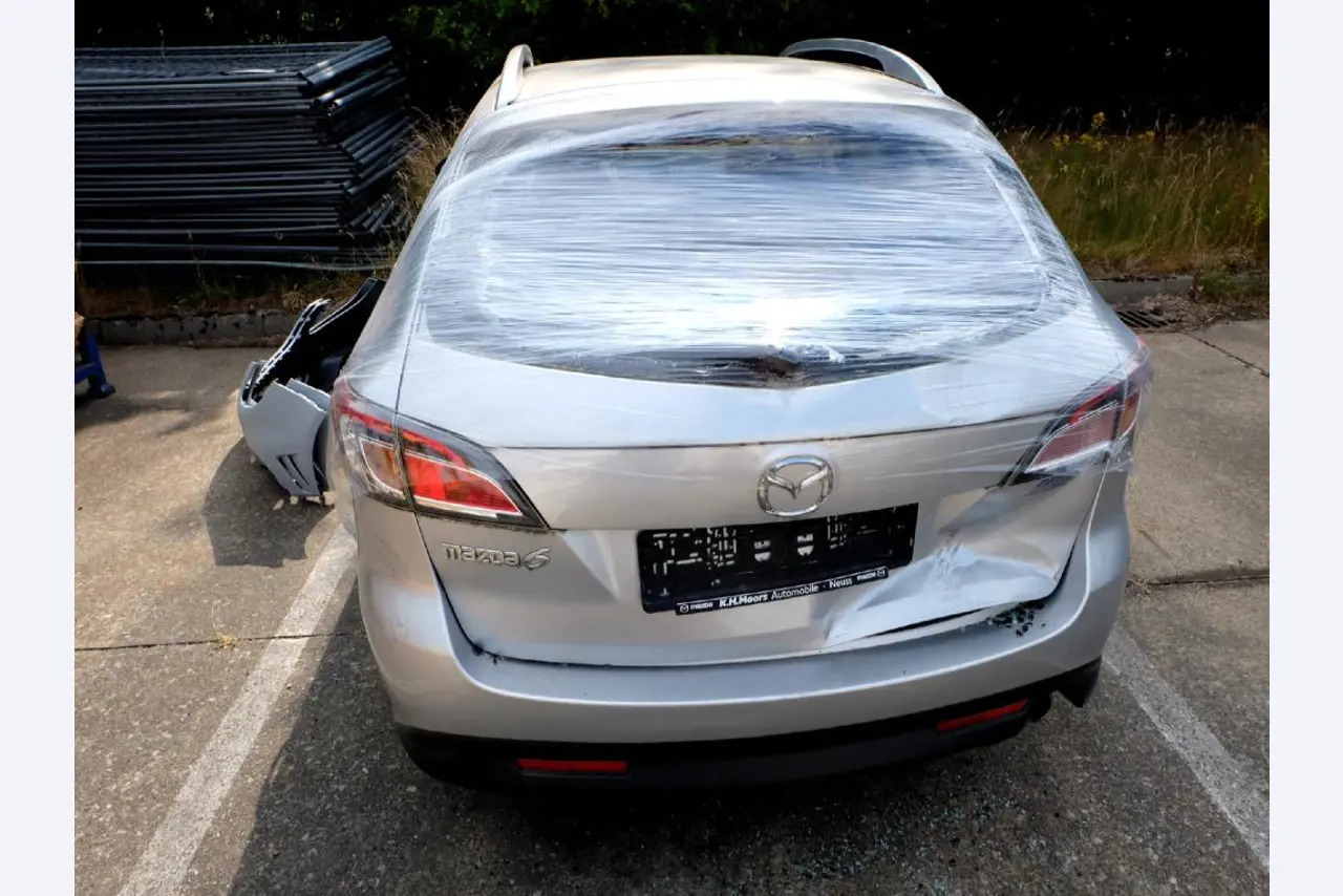 Machines for the manufacturing of foamed <br>and injected attachments and spare parts <br>for the automotive sector-2