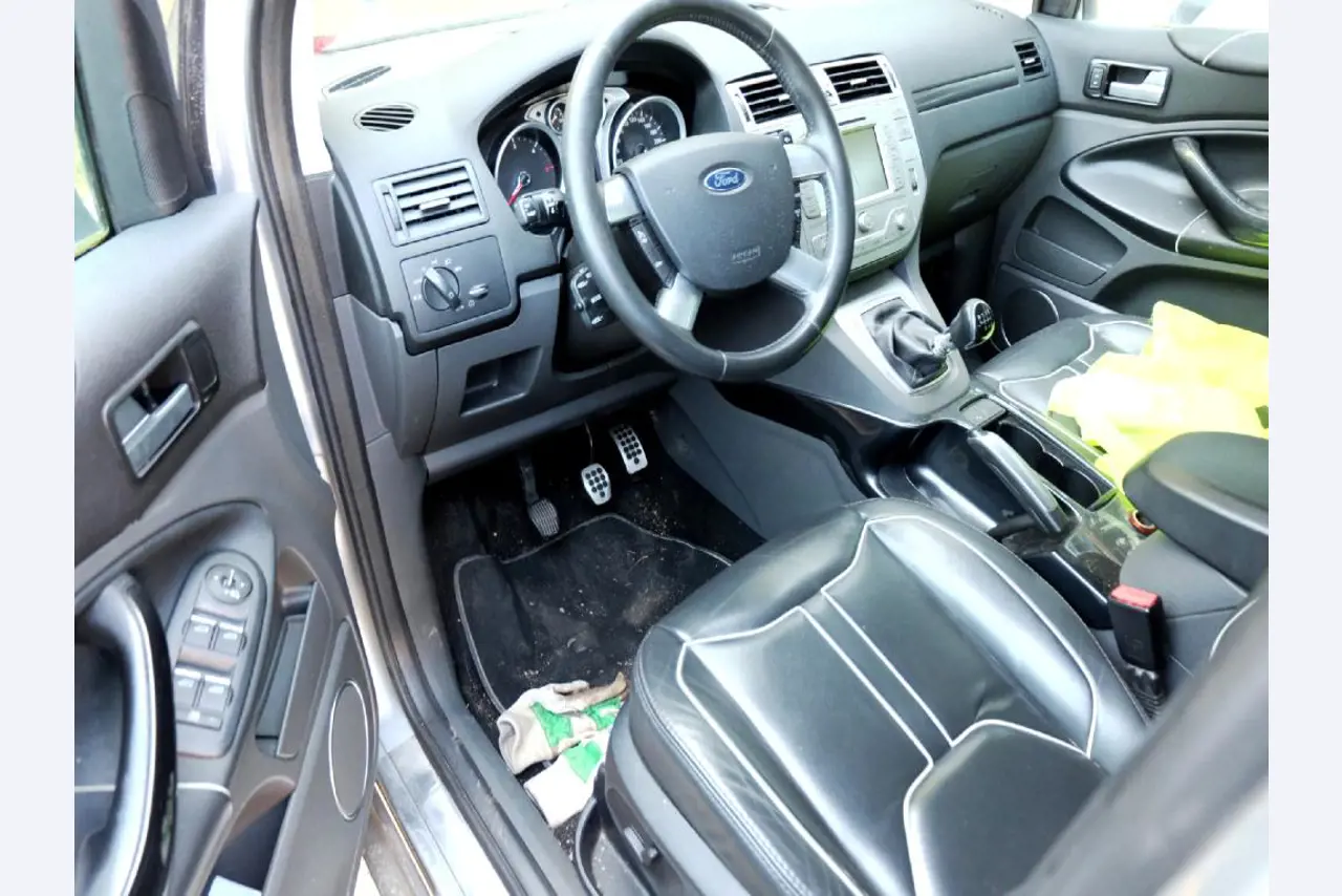 Machines for the manufacturing of foamed <br>and injected attachments and spare parts <br>for the automotive sector-10