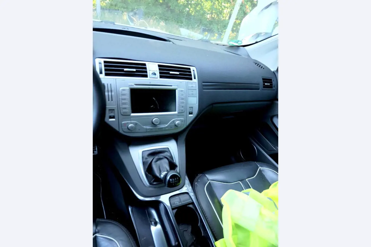 Machines for the manufacturing of foamed <br>and injected attachments and spare parts <br>for the automotive sector-11