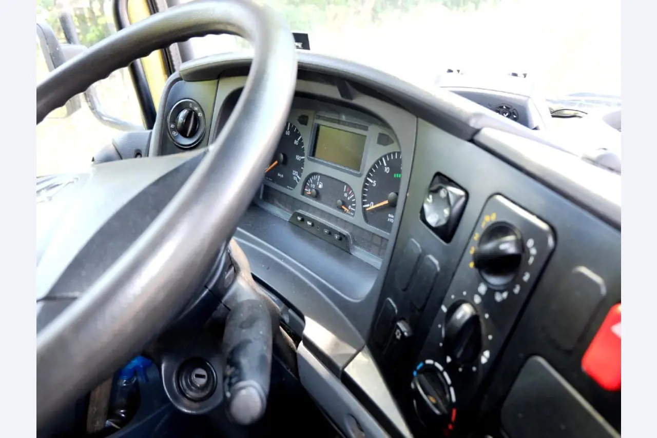 Machines for the manufacturing of foamed <br>and injected attachments and spare parts <br>for the automotive sector-10