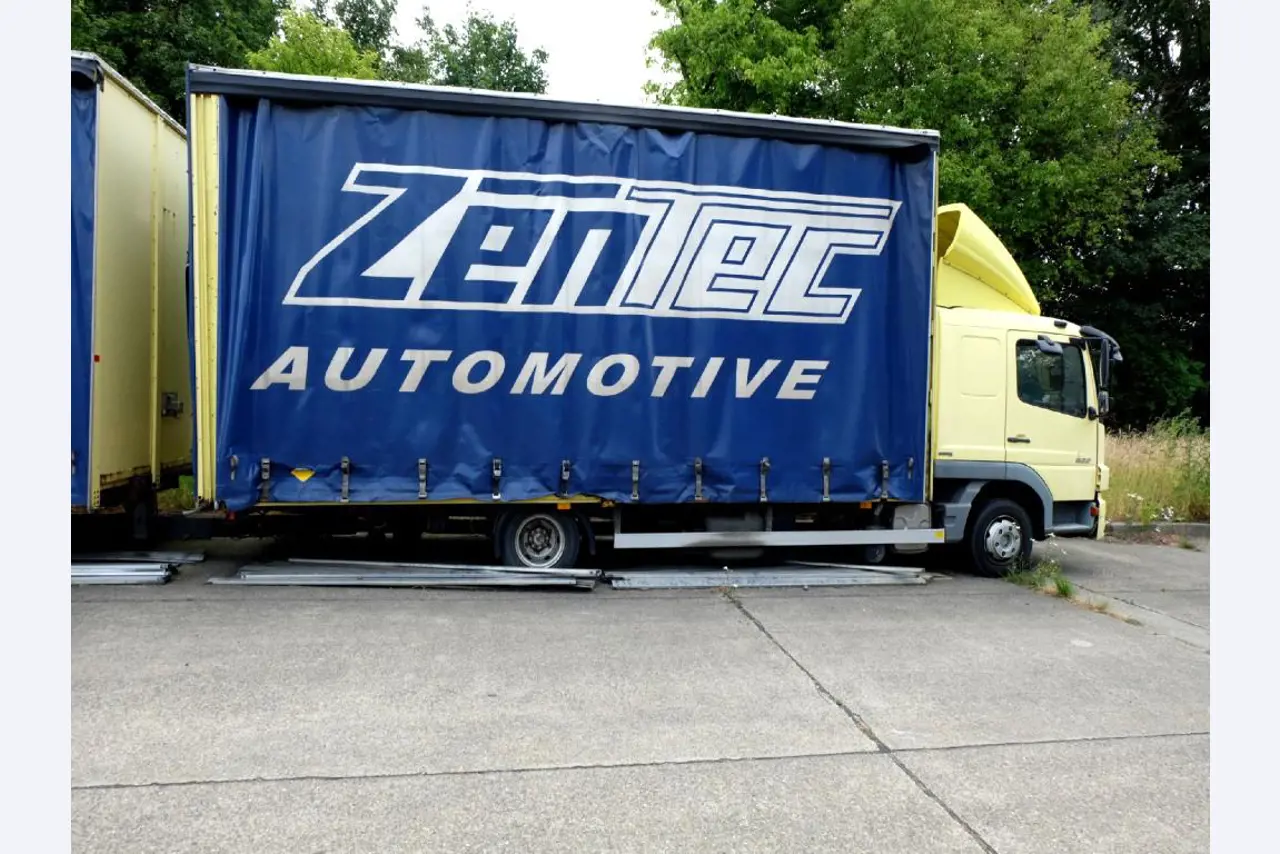 Machines for the manufacturing of foamed <br>and injected attachments and spare parts <br>for the automotive sector-1