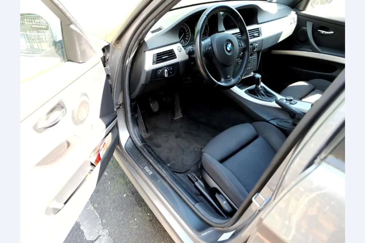 Machines pour la fabrication de pièces (rapportées) automobiles moussées et injectées-10