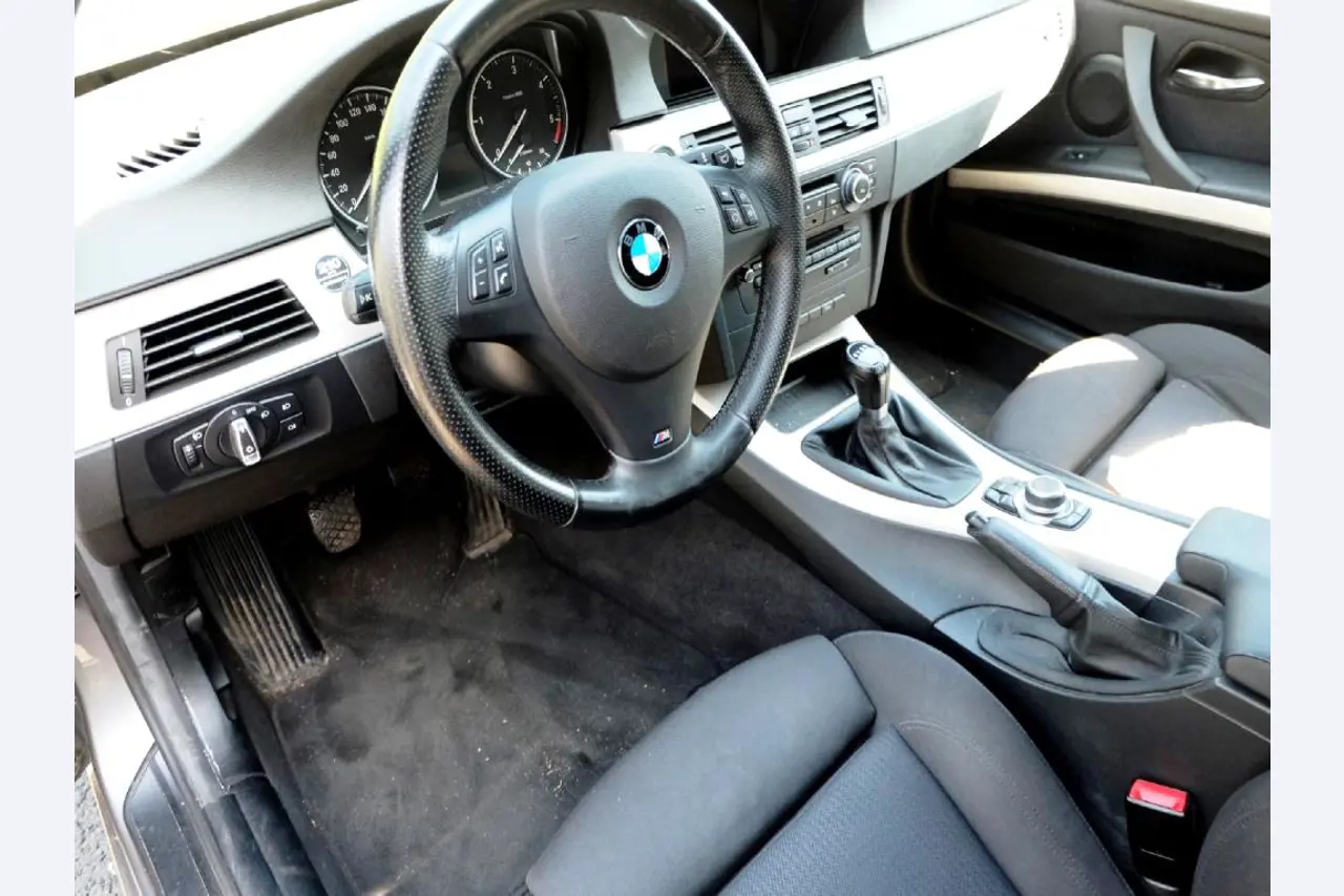 Machines pour la fabrication de pièces (rapportées) automobiles moussées et injectées-11