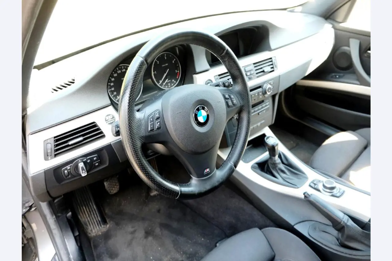 Machines pour la fabrication de pièces (rapportées) automobiles moussées et injectées-12