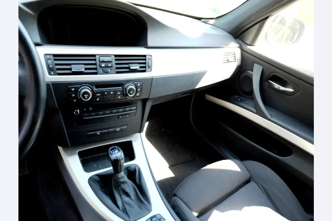 Machines pour la fabrication de pièces (rapportées) automobiles moussées et injectées-13