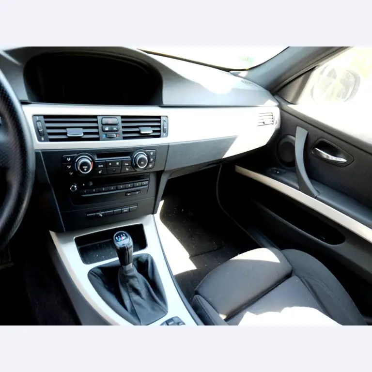 Machines pour la fabrication de pièces (rapportées) automobiles moussées et injectées-13