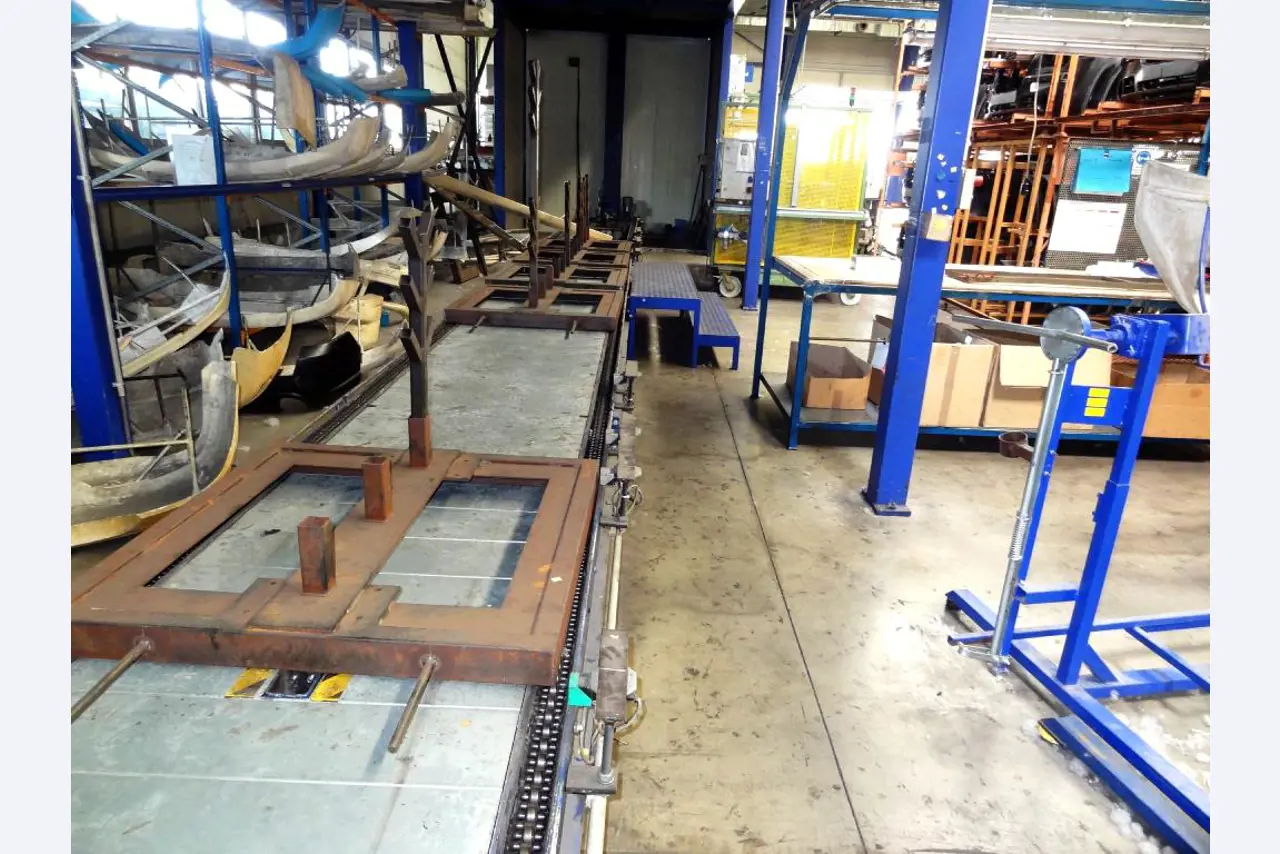 Machines pour la fabrication de pièces (rapportées) automobiles moussées et injectées-4