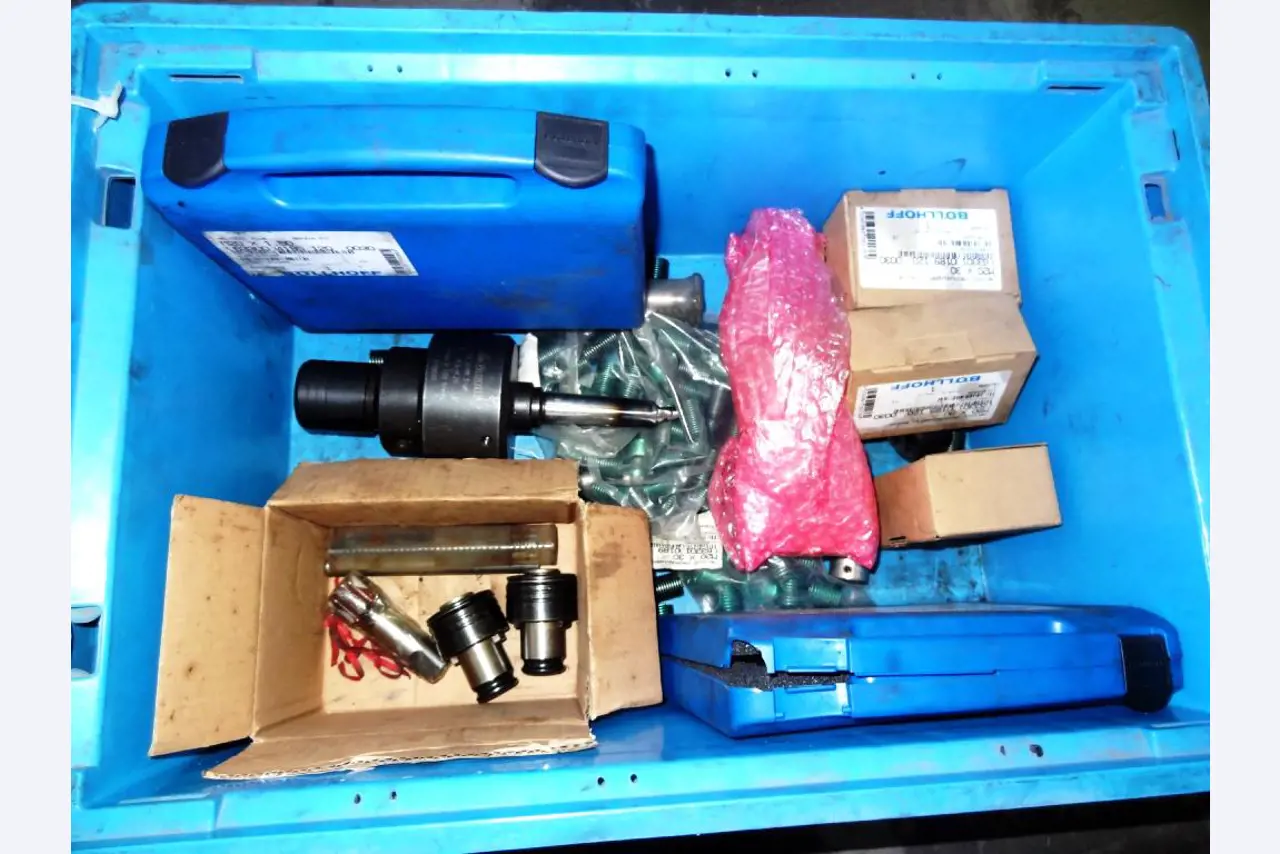 Maschinen zur Herstellung von geschäumten und gespritzten Kfz-(Anbau-)Teilen -2