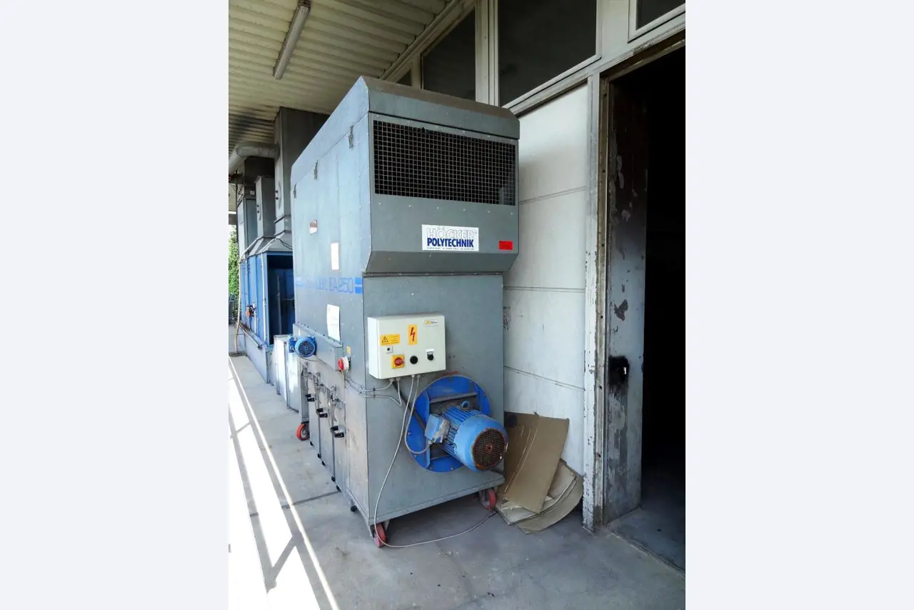 Machines pour la fabrication de pièces (rapportées) automobiles moussées et injectées-1