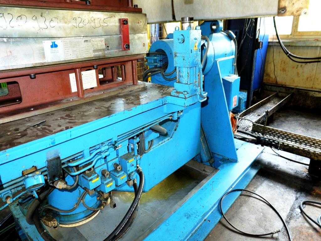 Machines for the manufacturing of foamed <br>and injected attachments and spare parts <br>for the automotive sector-10