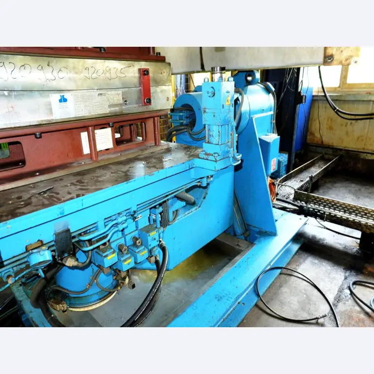 Machines for the manufacturing of foamed <br>and injected attachments and spare parts <br>for the automotive sector-10