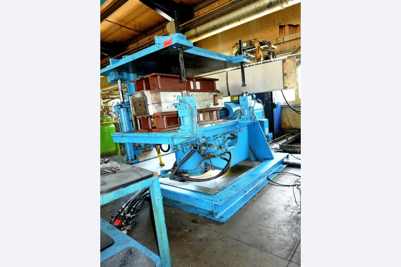 Machines for the manufacturing of foamed <br>and injected attachments and spare parts <br>for the automotive sector-4