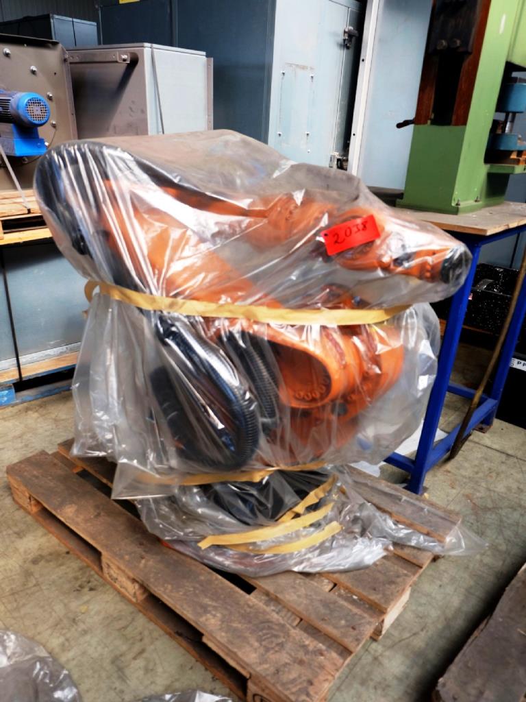 Machines for the manufacturing of foamed <br>and injected attachments and spare parts <br>for the automotive sector-1