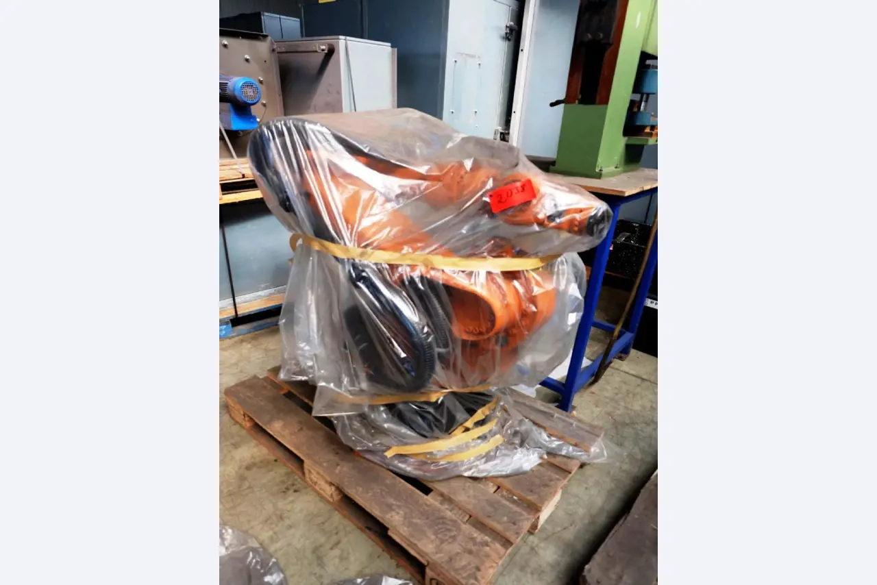 Machines for the manufacturing of foamed <br>and injected attachments and spare parts <br>for the automotive sector-1