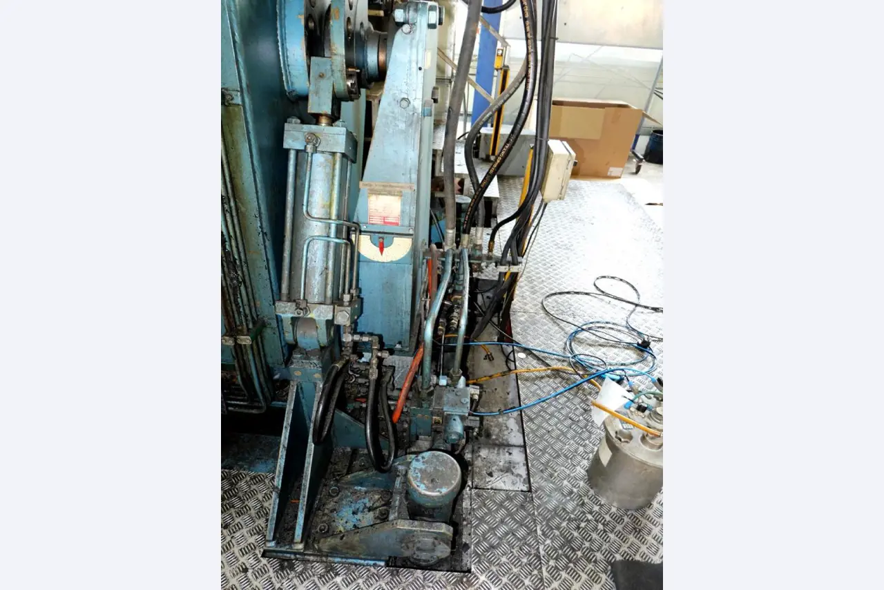 Machines for the manufacturing of foamed <br>and injected attachments and spare parts <br>for the automotive sector-10