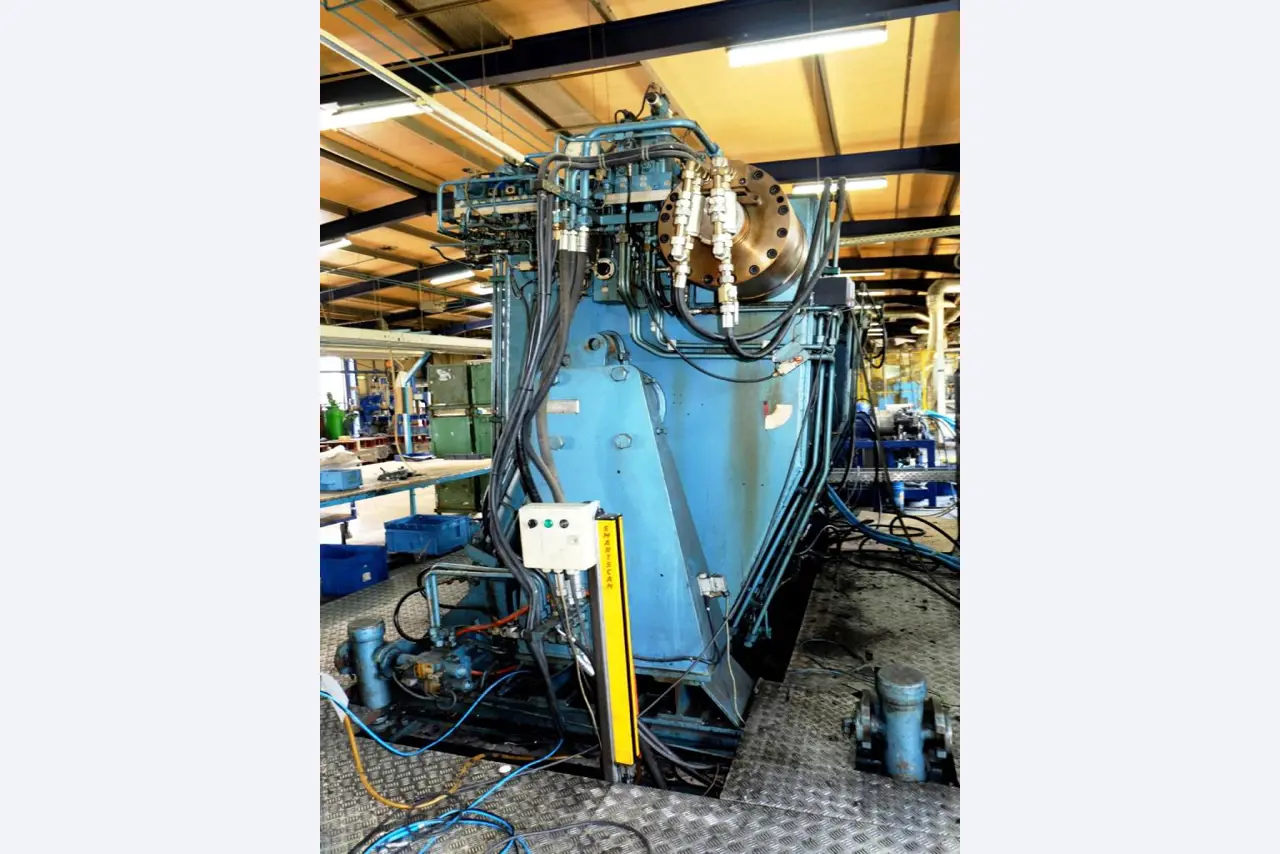 Machines for the manufacturing of foamed <br>and injected attachments and spare parts <br>for the automotive sector-13