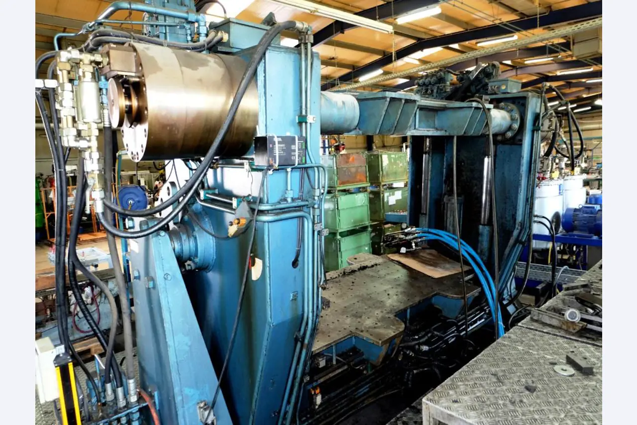 Machines for the manufacturing of foamed <br>and injected attachments and spare parts <br>for the automotive sector-14