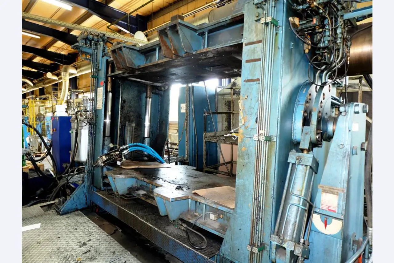 Machines for the manufacturing of foamed <br>and injected attachments and spare parts <br>for the automotive sector-15