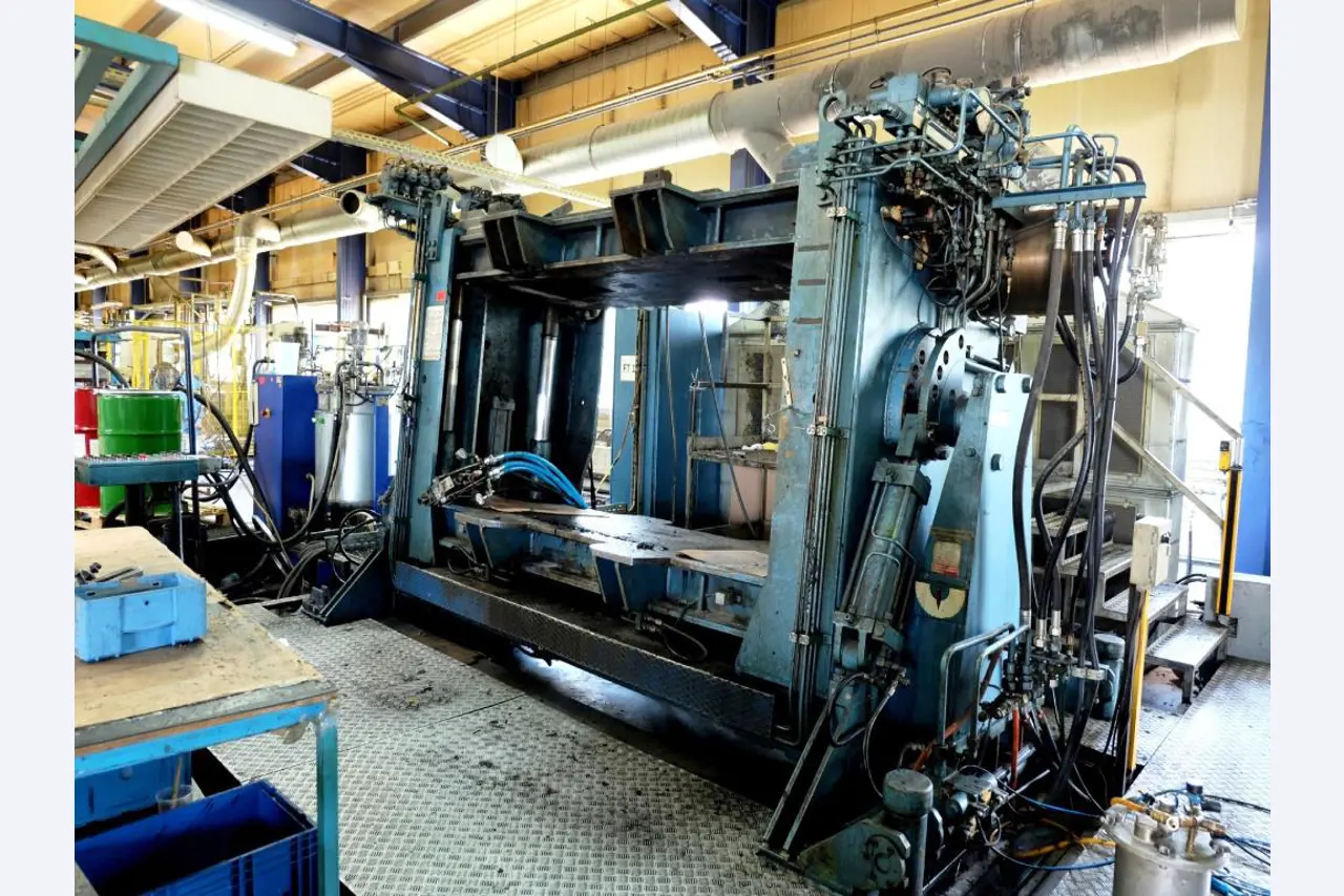 Machines for the manufacturing of foamed <br>and injected attachments and spare parts <br>for the automotive sector-1