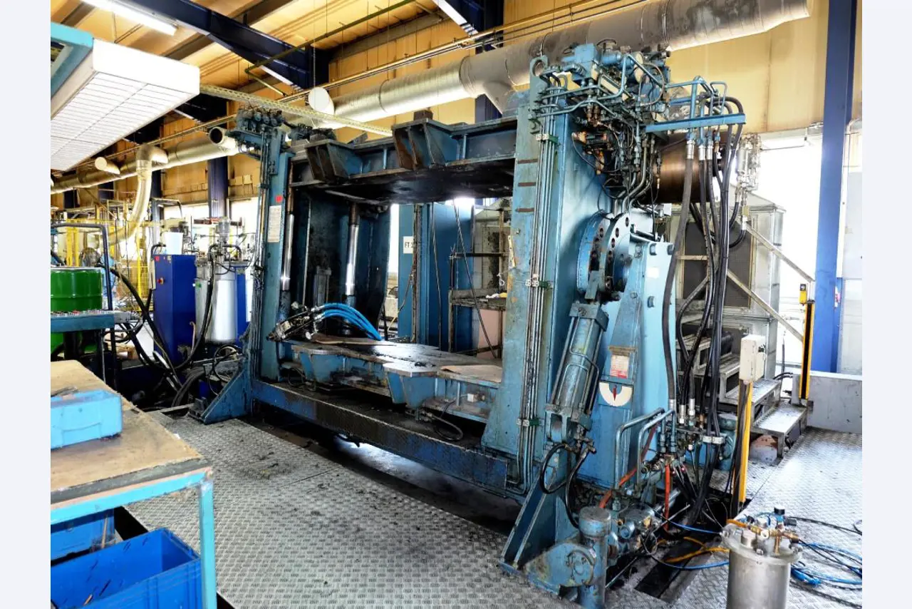 Machines for the manufacturing of foamed <br>and injected attachments and spare parts <br>for the automotive sector-2