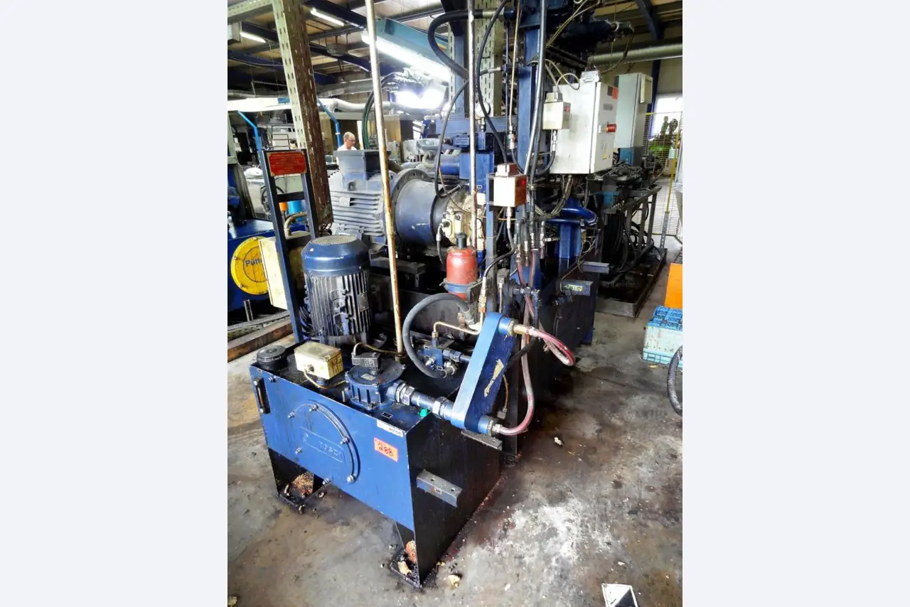 Machines pour la fabrication de pièces (rapportées) automobiles moussées et injectées-3