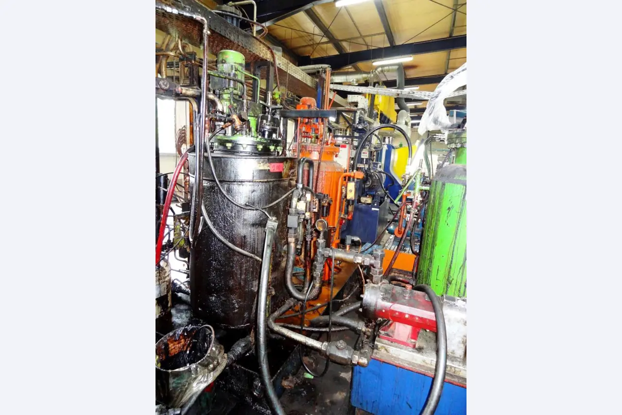 Machines pour la fabrication de pièces (rapportées) automobiles moussées et injectées-8