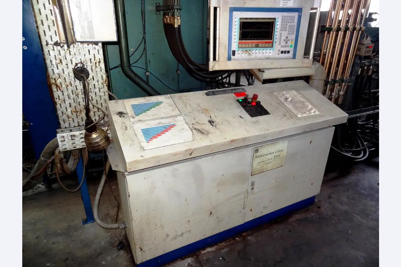 Machines pour la fabrication de pièces (rapportées) automobiles moussées et injectées-9