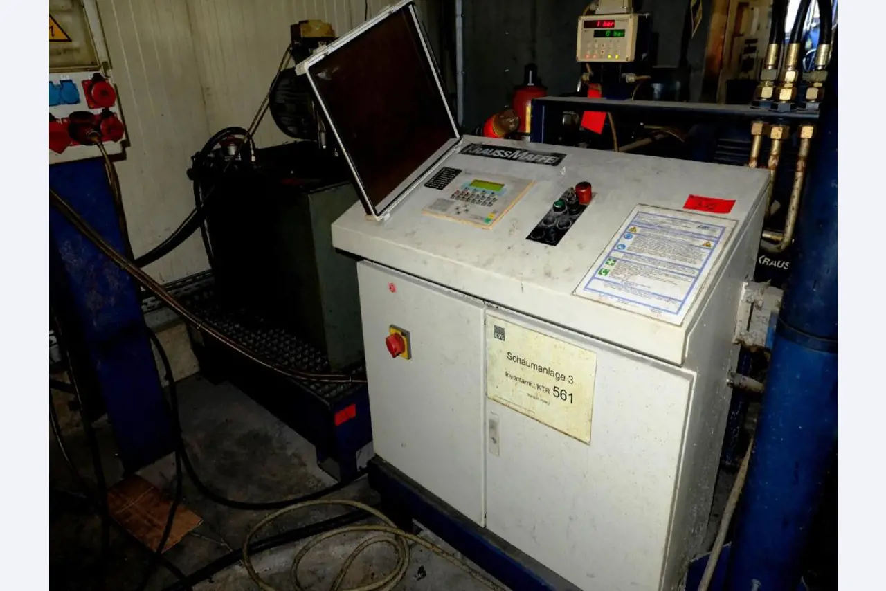 Machines pour la fabrication de pièces (rapportées) automobiles moussées et injectées-10