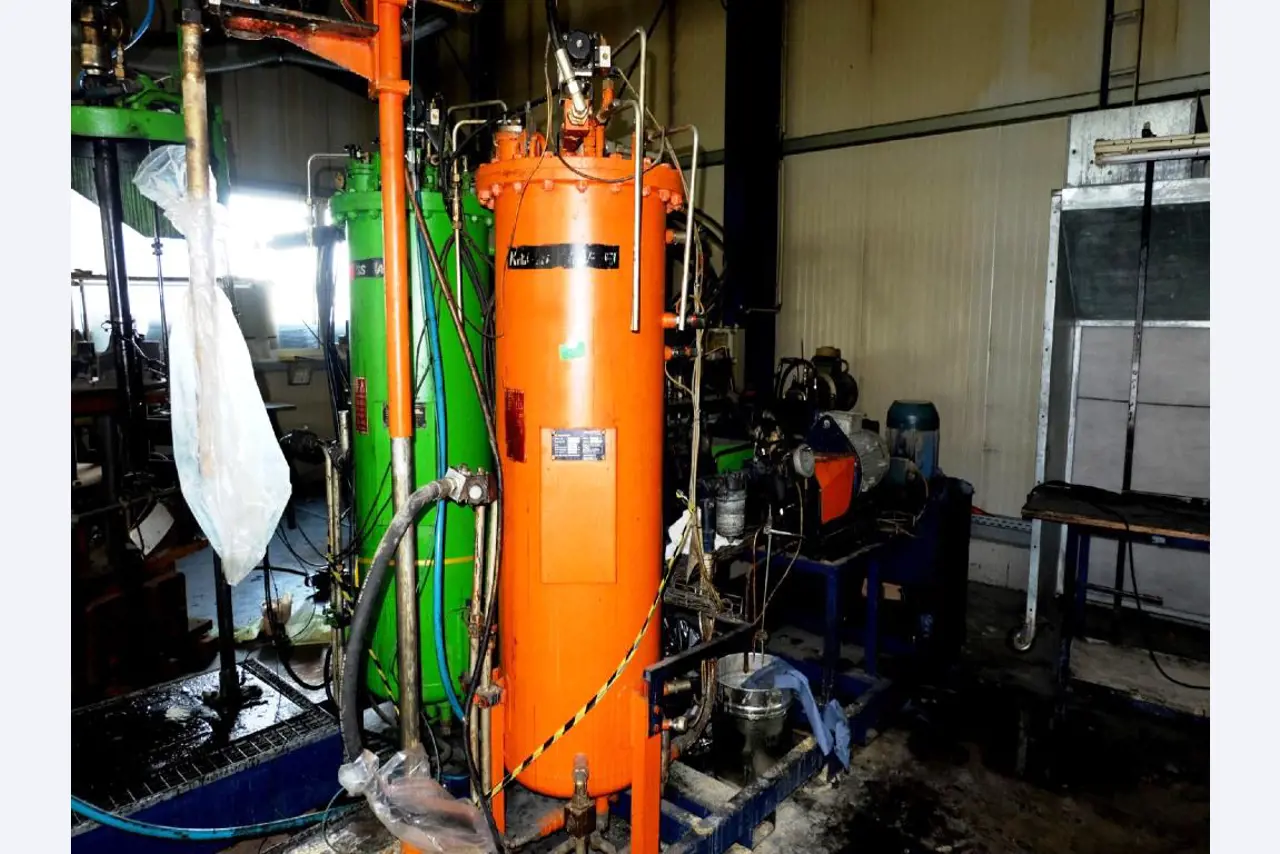 Machines pour la fabrication de pièces (rapportées) automobiles moussées et injectées-12