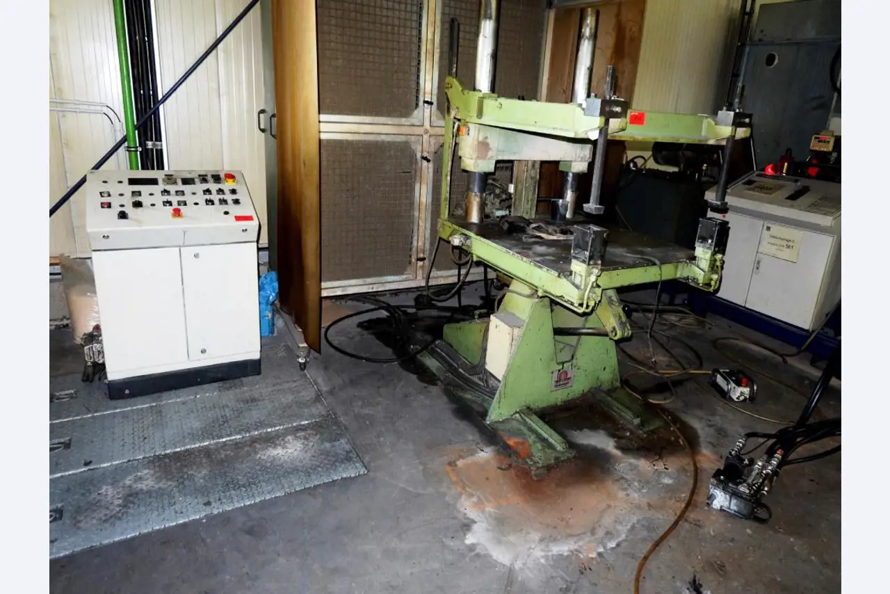 Machines pour la fabrication de pièces (rapportées) automobiles moussées et injectées-1