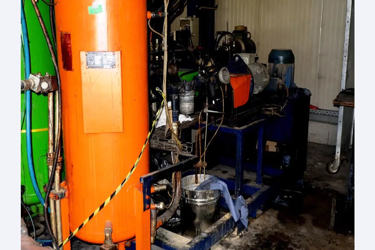 Machines pour la fabrication de pièces (rapportées) automobiles moussées et injectées-4