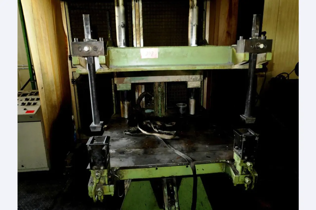 Machines pour la fabrication de pièces (rapportées) automobiles moussées et injectées-5