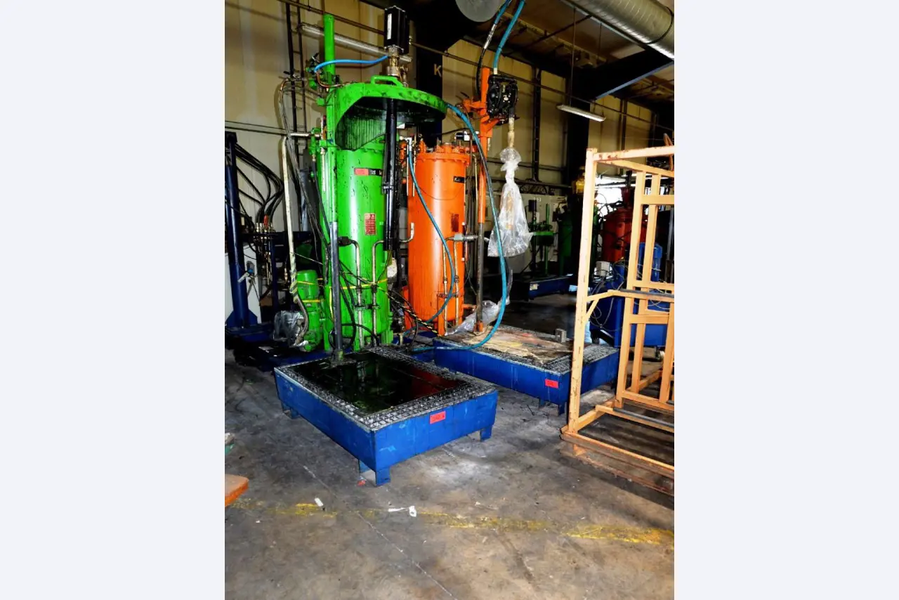 Machines pour la fabrication de pièces (rapportées) automobiles moussées et injectées-7