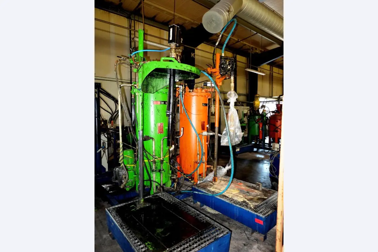 Machines pour la fabrication de pièces (rapportées) automobiles moussées et injectées-8