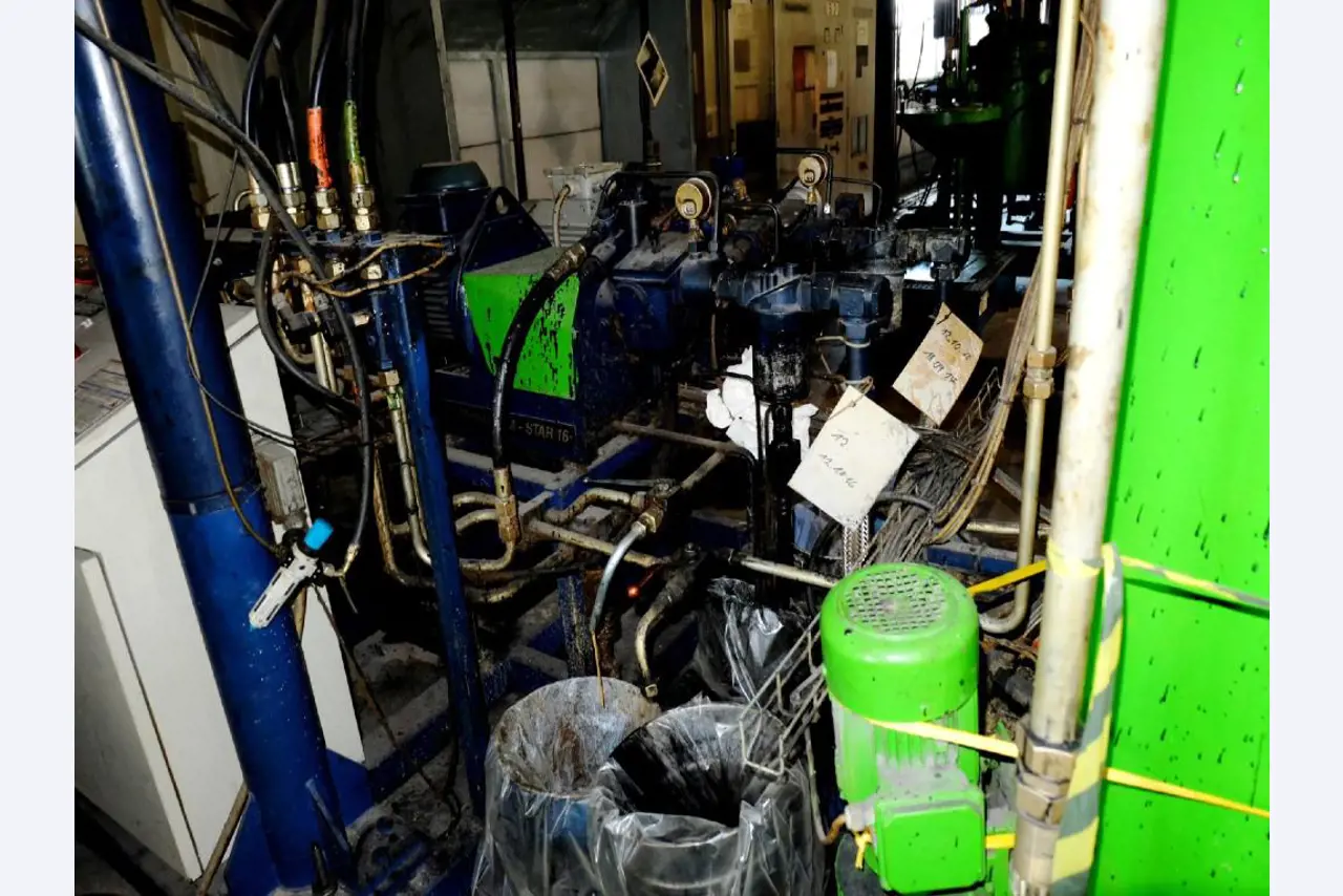 Machines pour la fabrication de pièces (rapportées) automobiles moussées et injectées-9