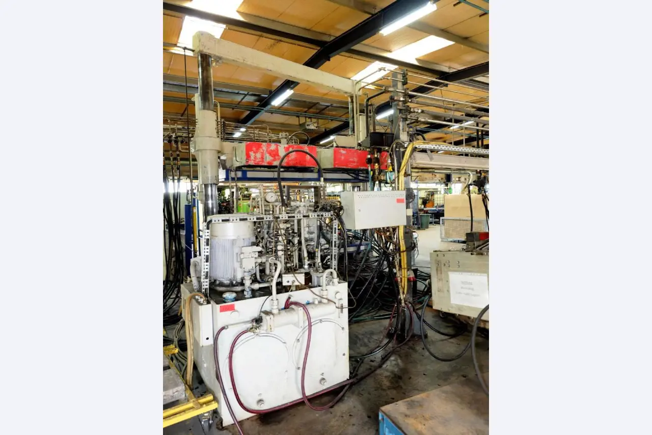 Machines for the manufacturing of foamed <br>and injected attachments and spare parts <br>for the automotive sector-11