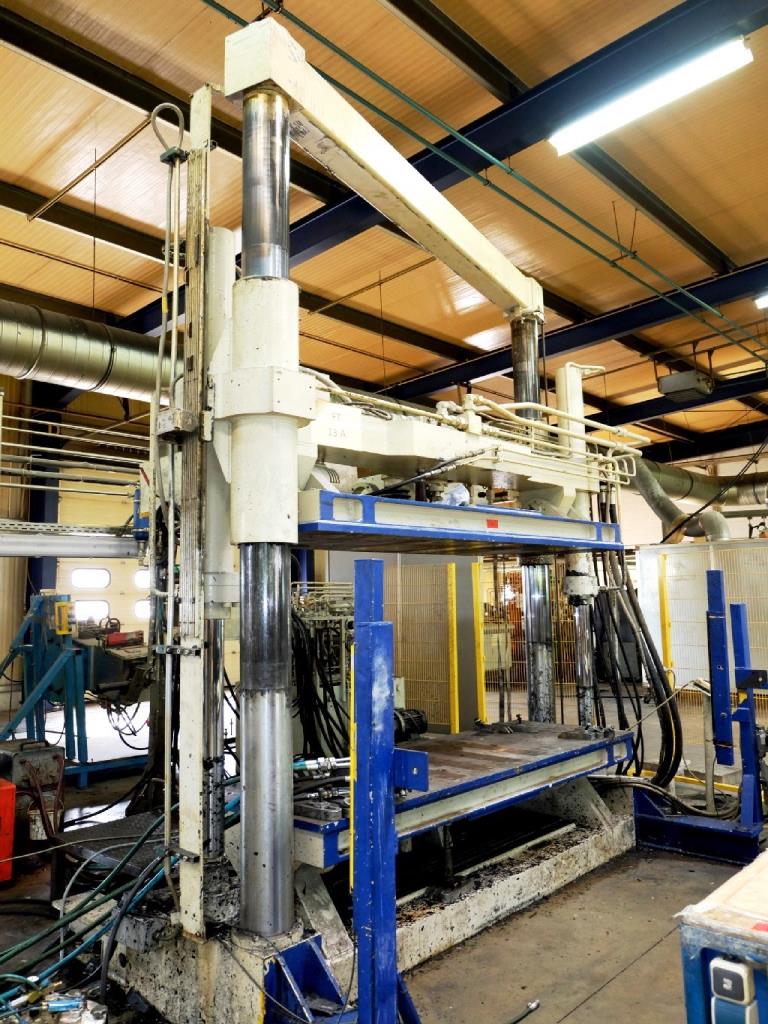 Machines for the manufacturing of foamed <br>and injected attachments and spare parts <br>for the automotive sector-2