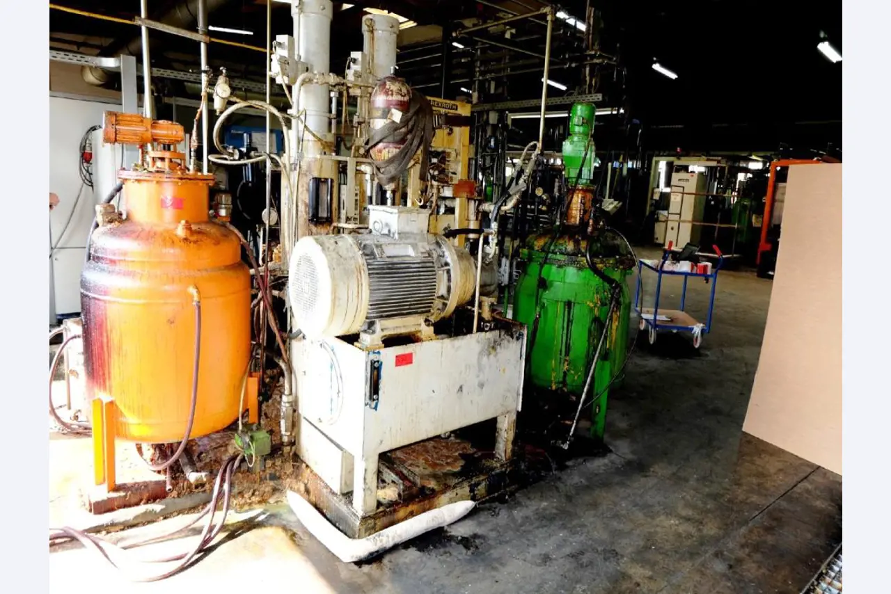 Machines for the manufacturing of foamed <br>and injected attachments and spare parts <br>for the automotive sector-3