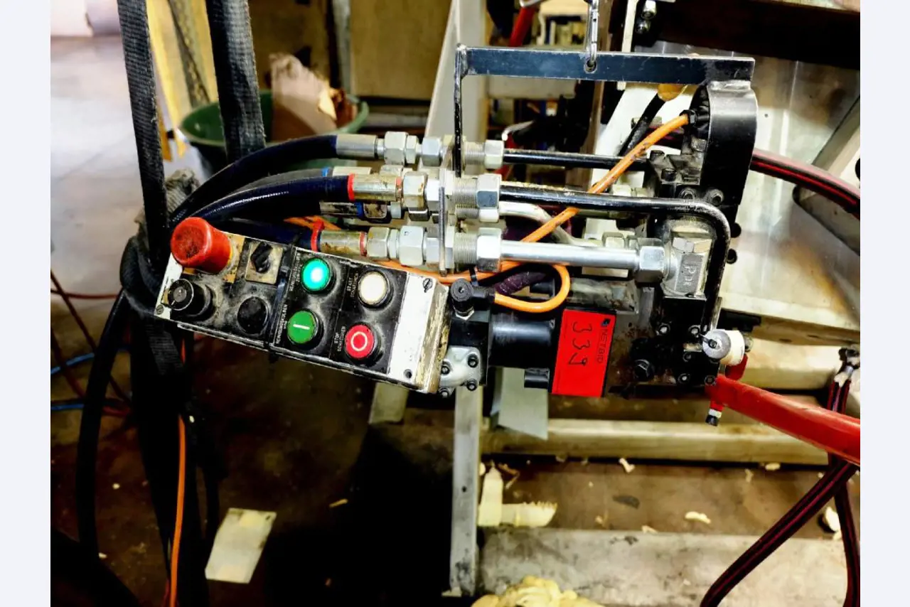 Machines for the manufacturing of foamed <br>and injected attachments and spare parts <br>for the automotive sector-10
