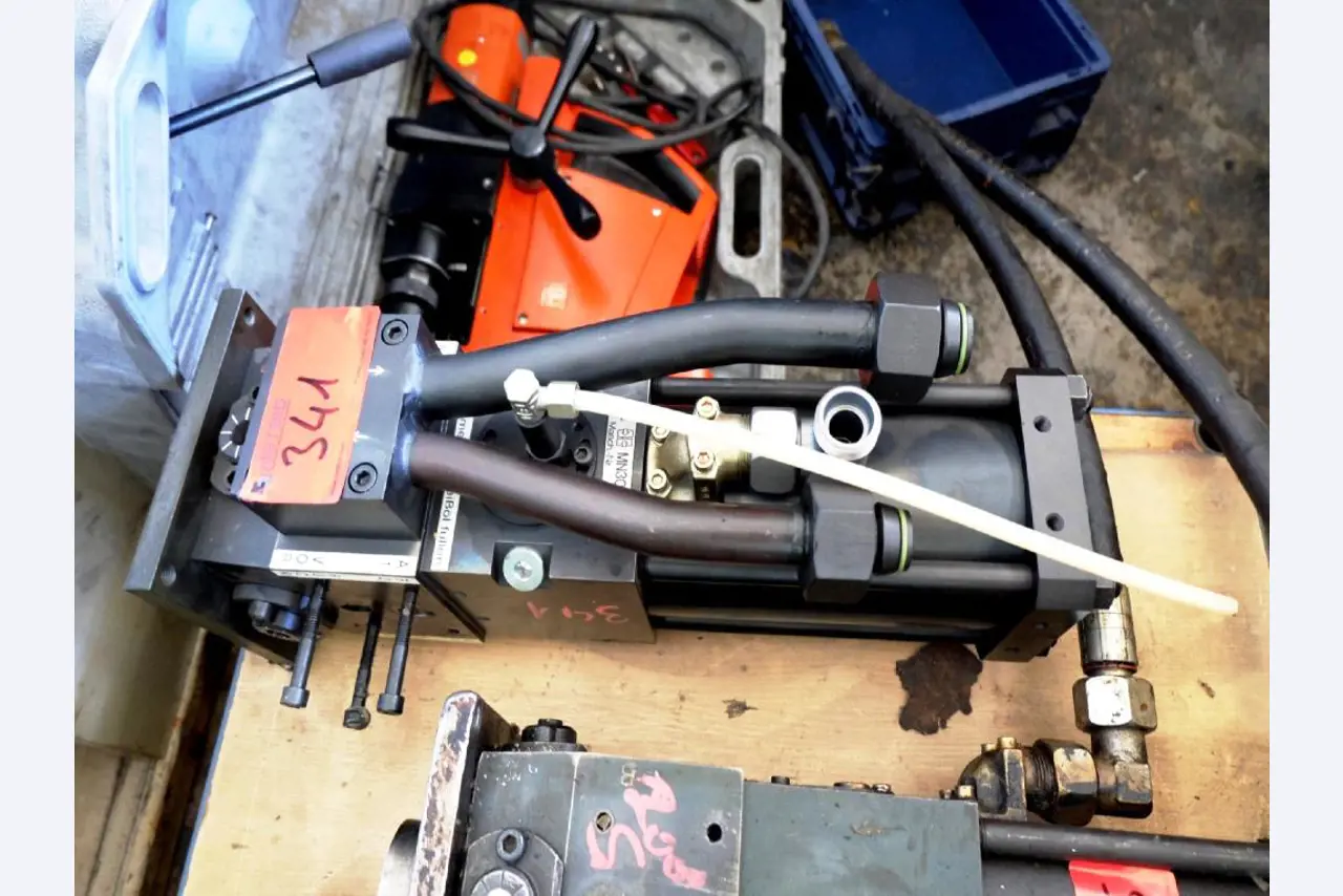 Machines pour la fabrication de pièces (rapportées) automobiles moussées et injectées-1