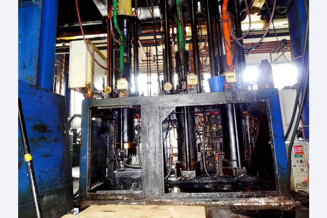 Machines for the manufacturing of foamed <br>and injected attachments and spare parts <br>for the automotive sector-1