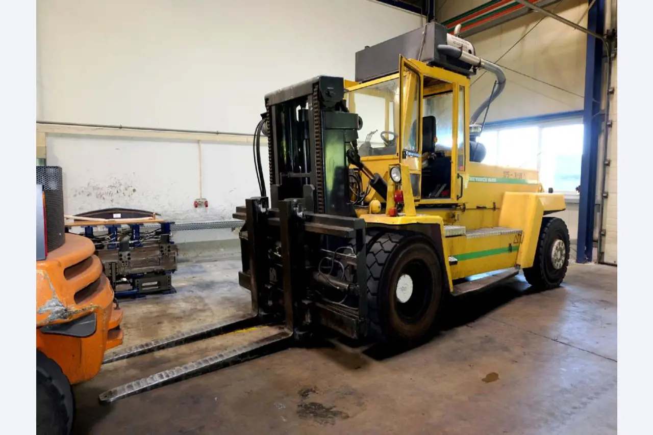 Machines for the manufacturing of foamed <br>and injected attachments and spare parts <br>for the automotive sector-1