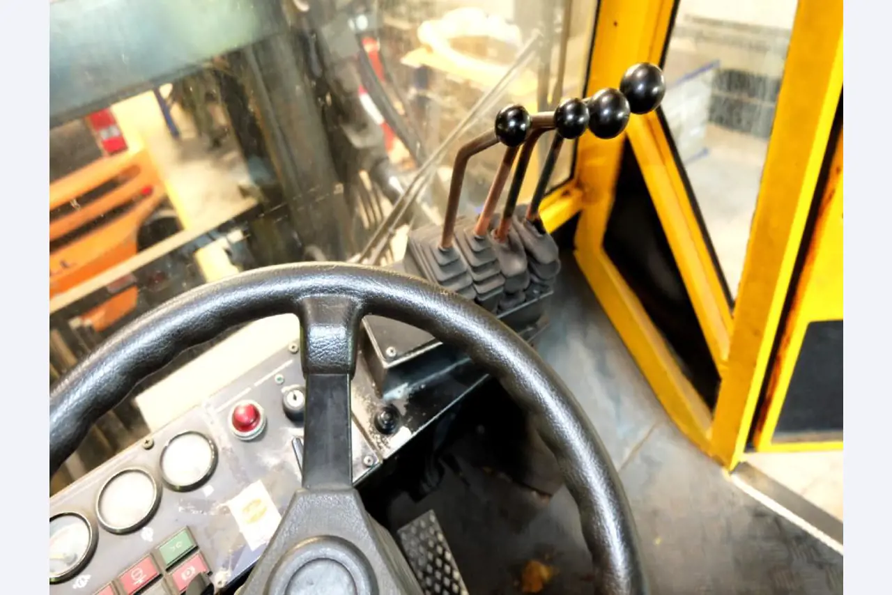 Machines for the manufacturing of foamed <br>and injected attachments and spare parts <br>for the automotive sector-3