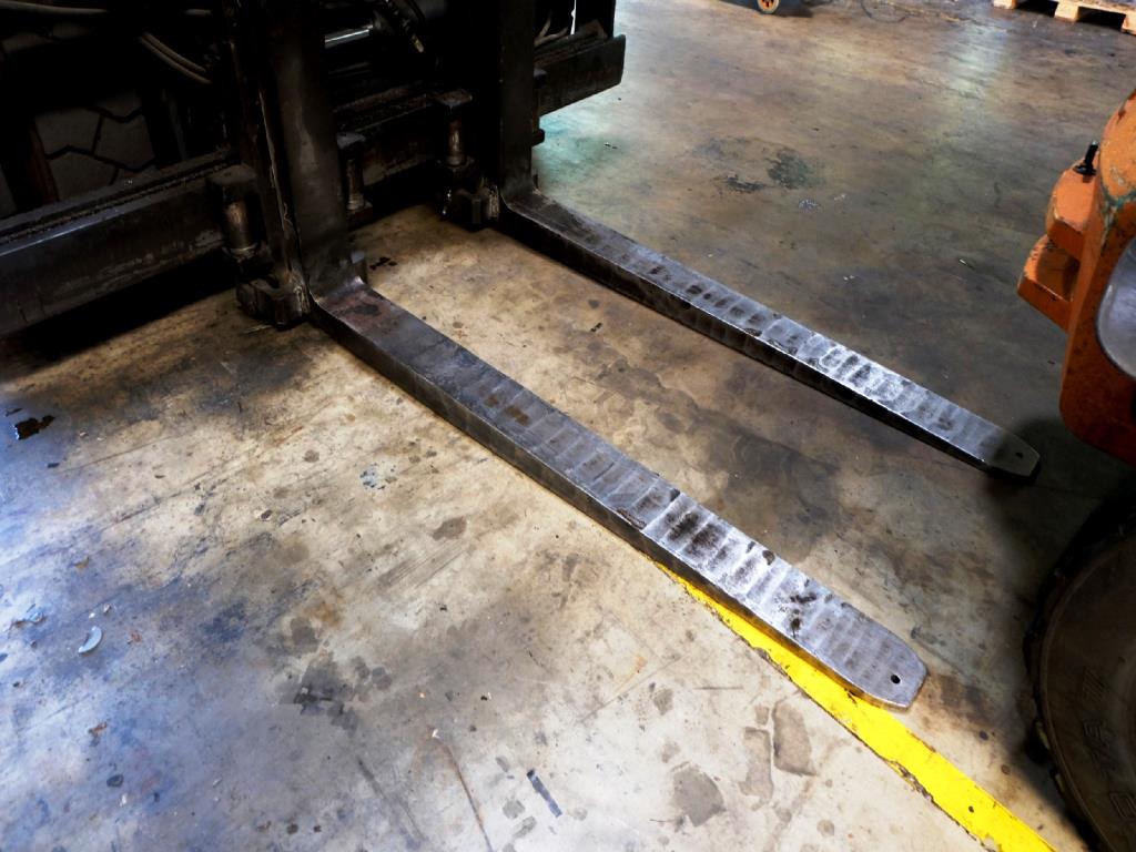 Machines for the manufacturing of foamed <br>and injected attachments and spare parts <br>for the automotive sector-8