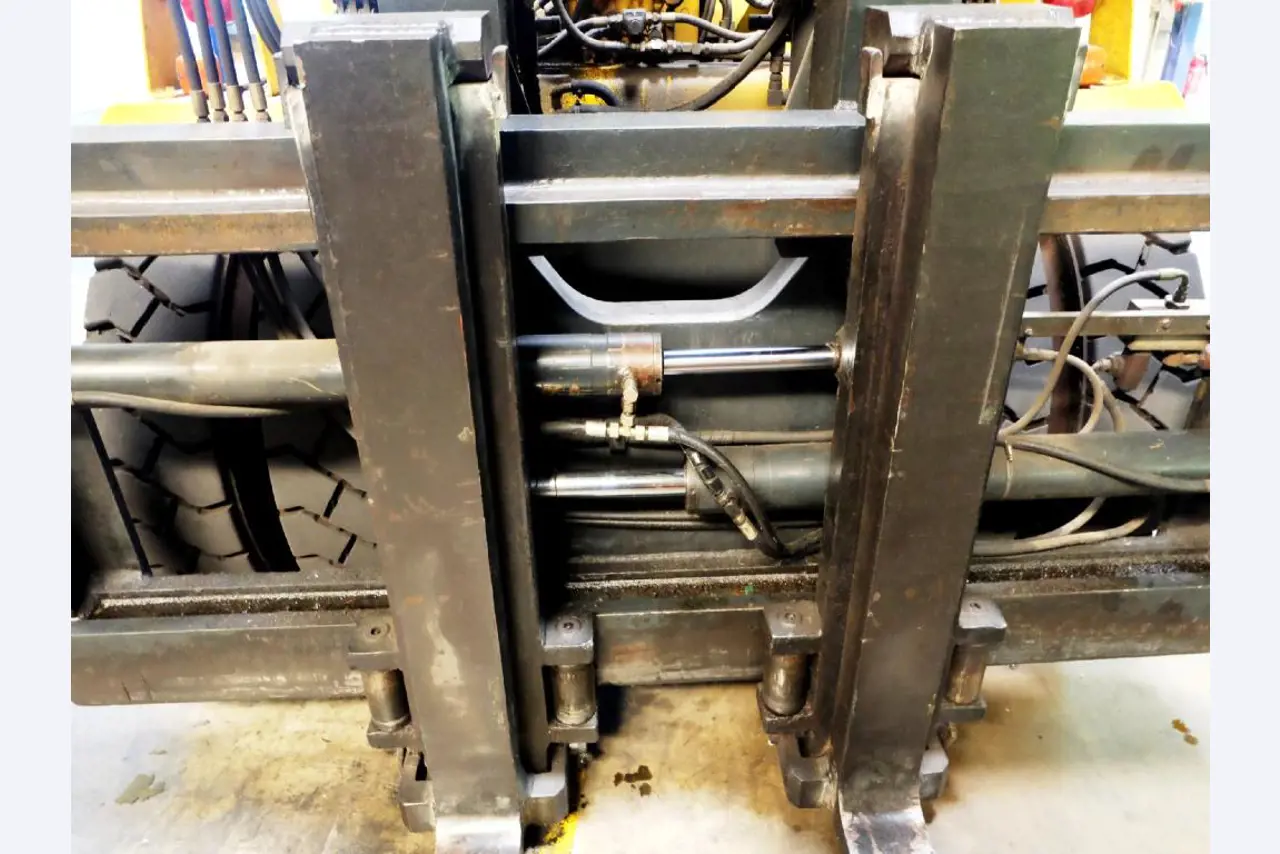 Machines for the manufacturing of foamed <br>and injected attachments and spare parts <br>for the automotive sector-9