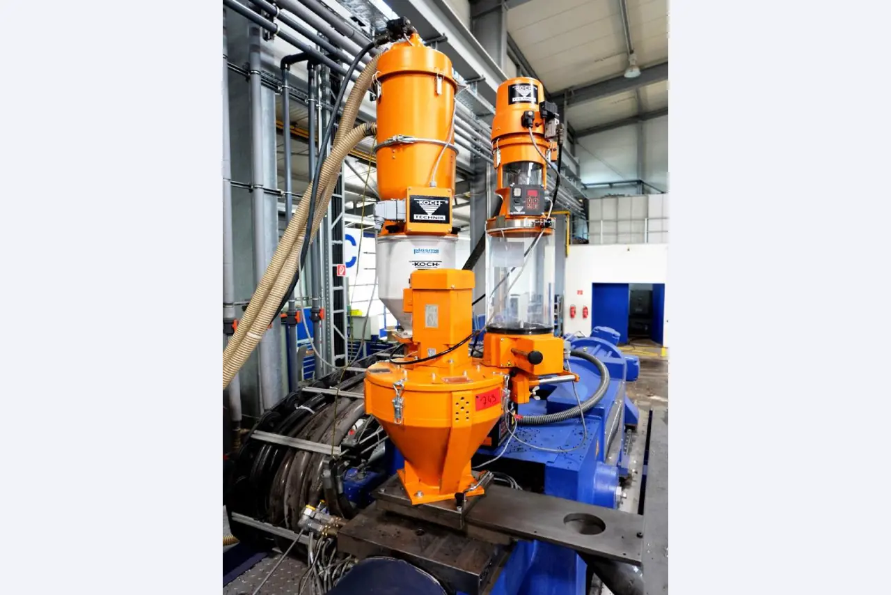 Machines pour la fabrication de pièces (rapportées) automobiles moussées et injectées-1