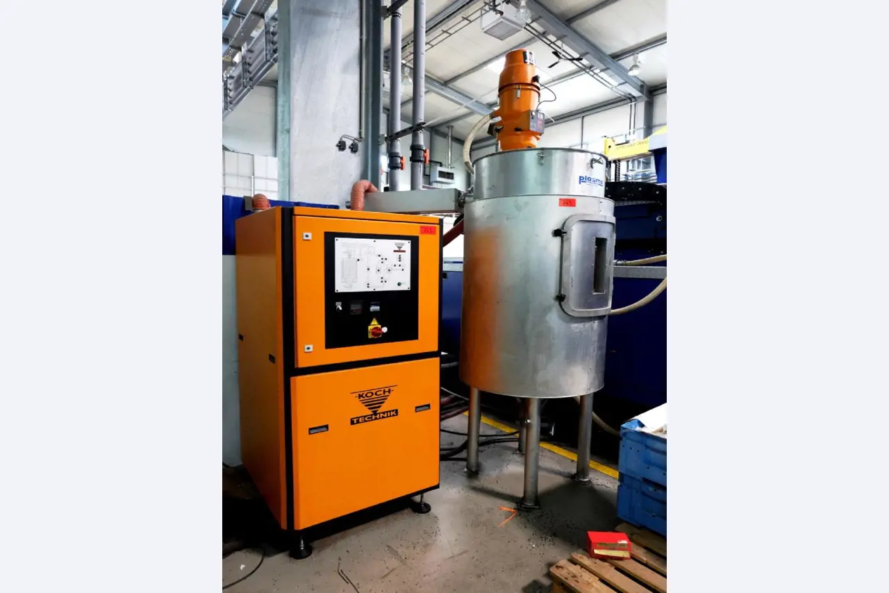 Machines pour la fabrication de pièces (rapportées) automobiles moussées et injectées-3