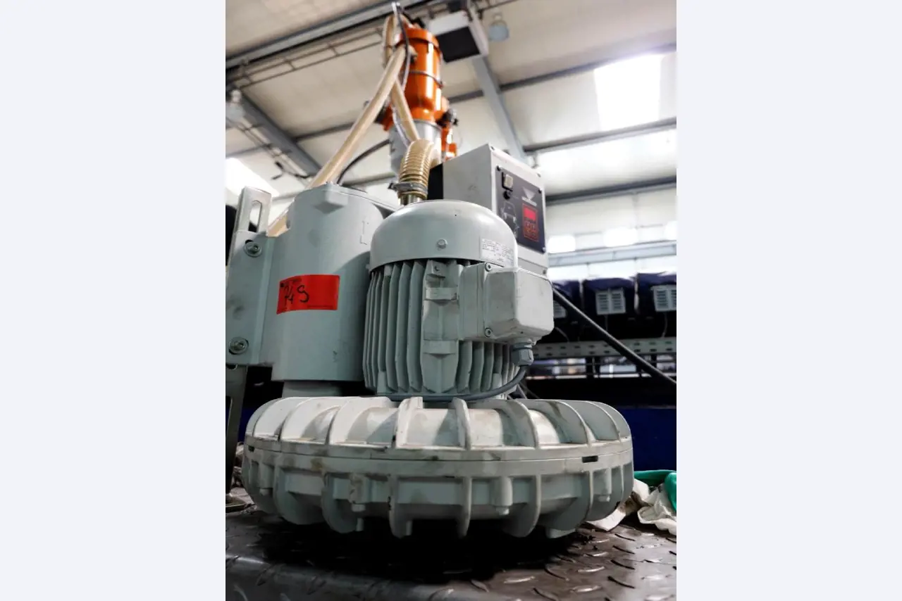 Machines pour la fabrication de pièces (rapportées) automobiles moussées et injectées-5