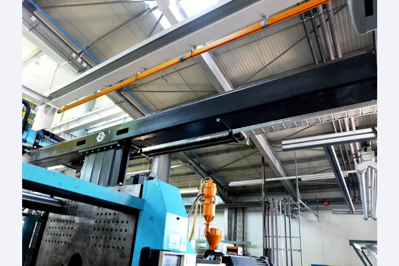 Machines for the manufacturing of foamed <br>and injected attachments and spare parts <br>for the automotive sector-13